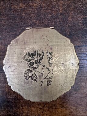 Vintage Stratton Queen Compact Gold Tone Etched Rose Made In England Vanity
